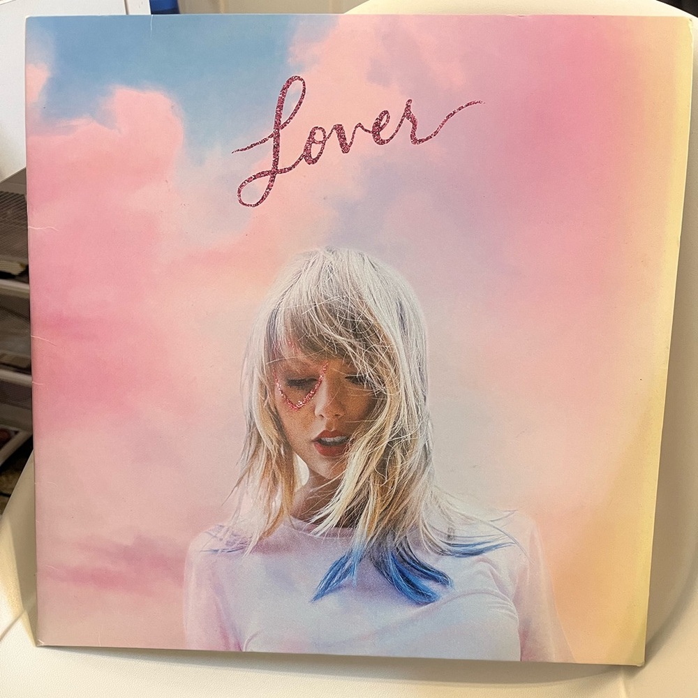 Taylor swift lover album,pink and blue vinyl.
Two records full size